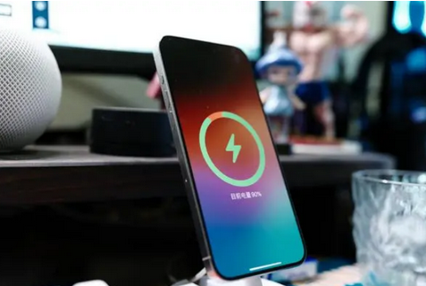 蛟河苹果15换屏服务分享用什么充电器给iPhone15充电更好 